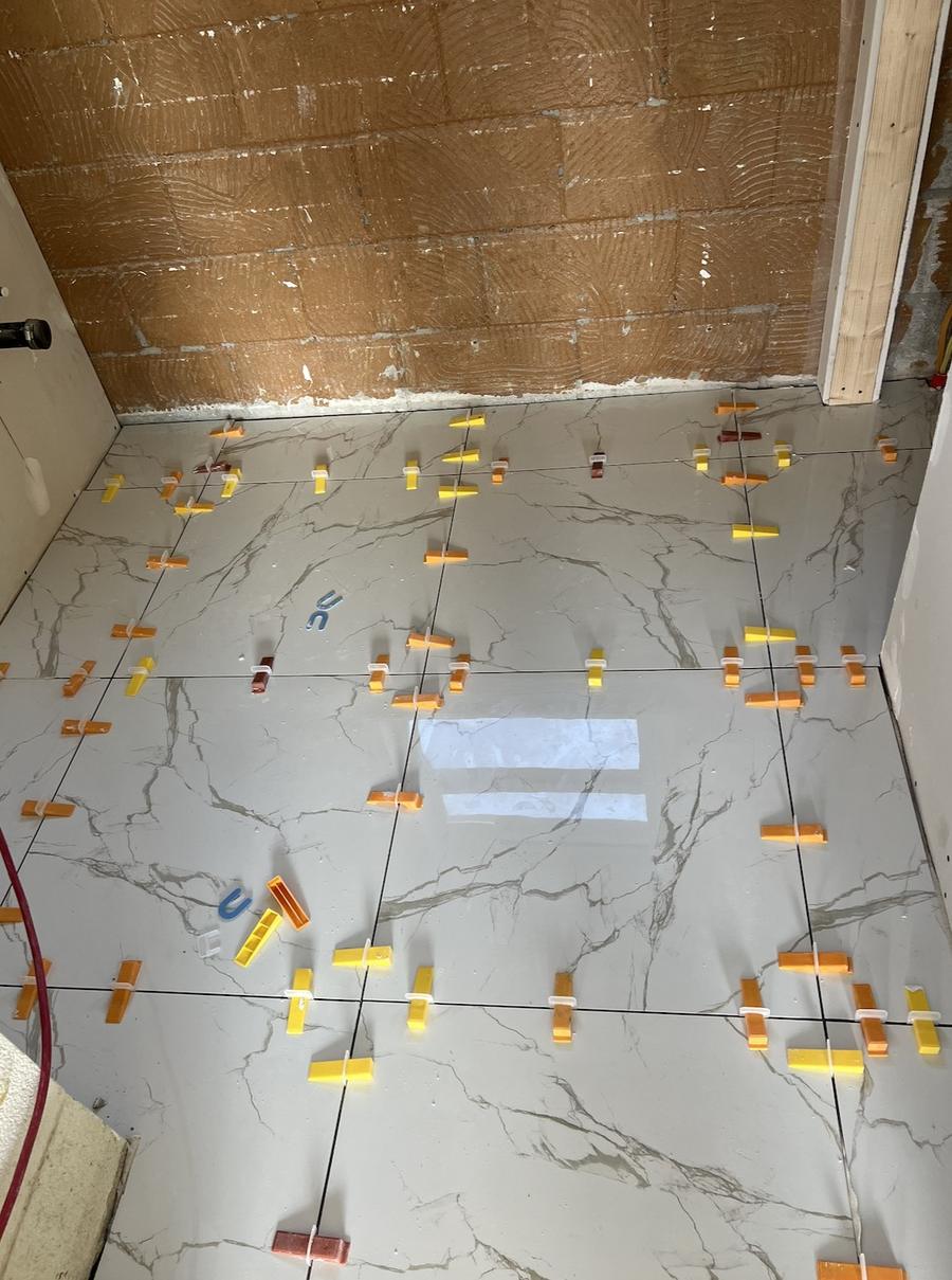 Large-format tile floor installation with leveling clips